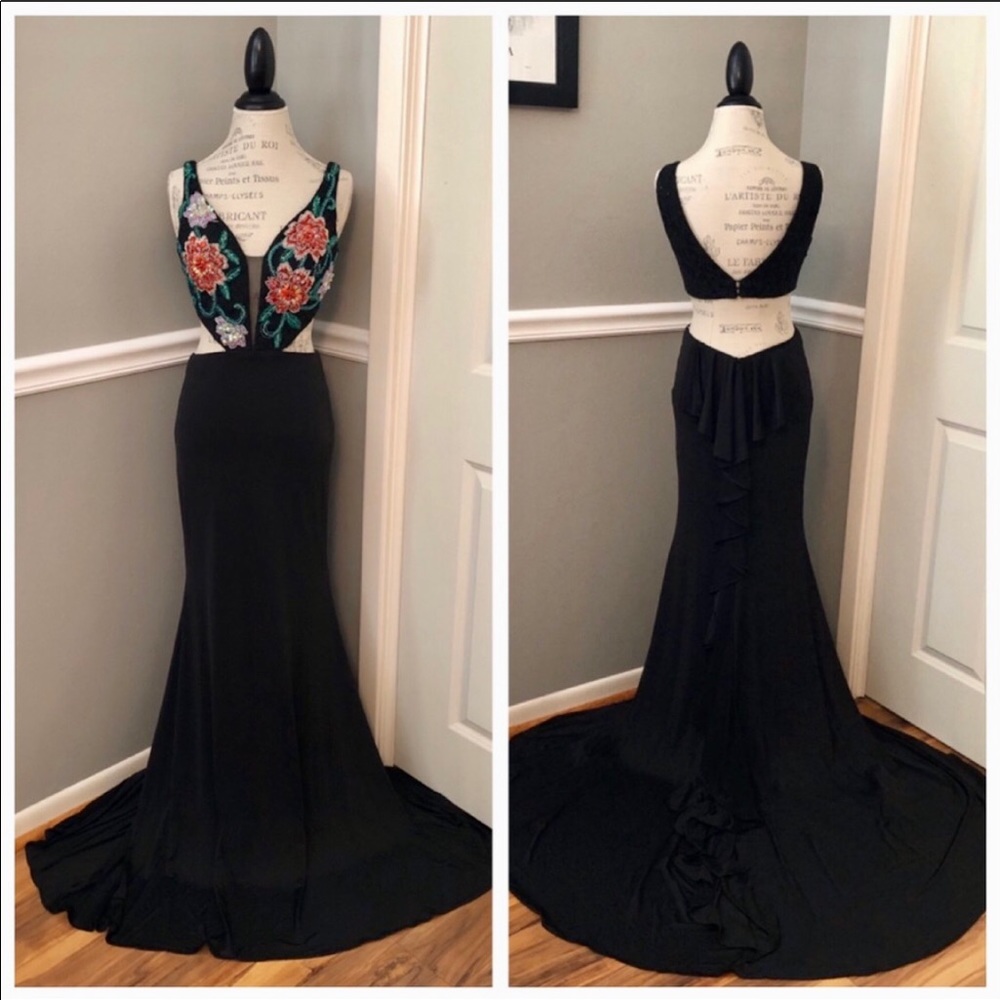 NEW VIENNA SZ 4 BLACK FLORAL BEADED CUT OUT FORMAL EVENING GOWN